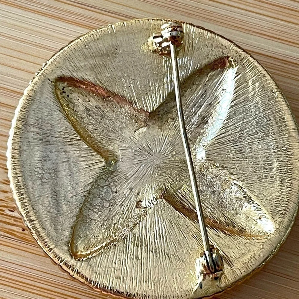 𝅺enamel brooch, unsigned, gold tone and enamel